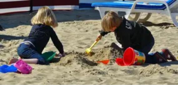 bambini giocano in spiaggia